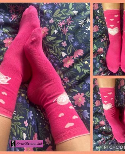 💕 “Barbie Toes” – Worn Pink Socks for Foot Lovers